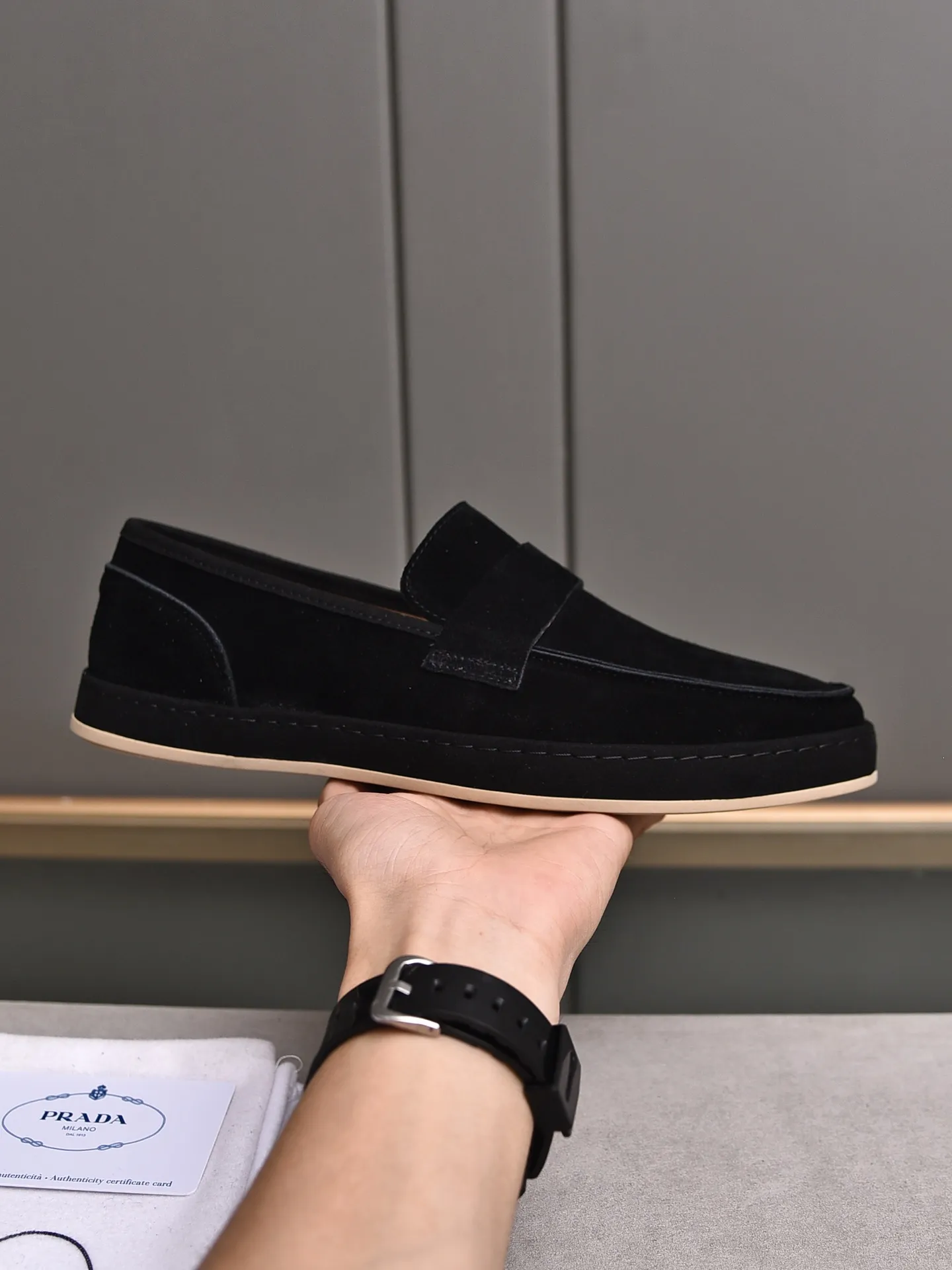 👟👟👟Men's Shoes💰P420 🆕🔥New Updates🔥👟PRADA (Prada) new products are released, imported soft cowhide, fashionable to allow air to penetrate the entire shoe, and the awesome shoes [strong] bring an extremely comfortable and breathable feeling! Beautiful inside and out! Exquisite workmanship, top-grade cowhide material, 😌Number: 38~44, black and white color options.